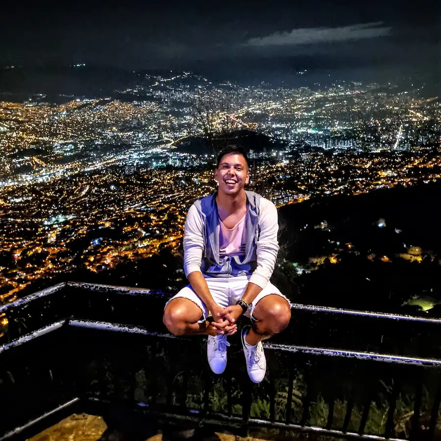 Mirador Cerro el Picacho al atardecer en Medellín